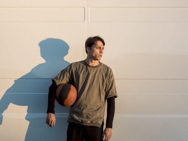 Camiseta oversized estampada: por que está tão em alta?